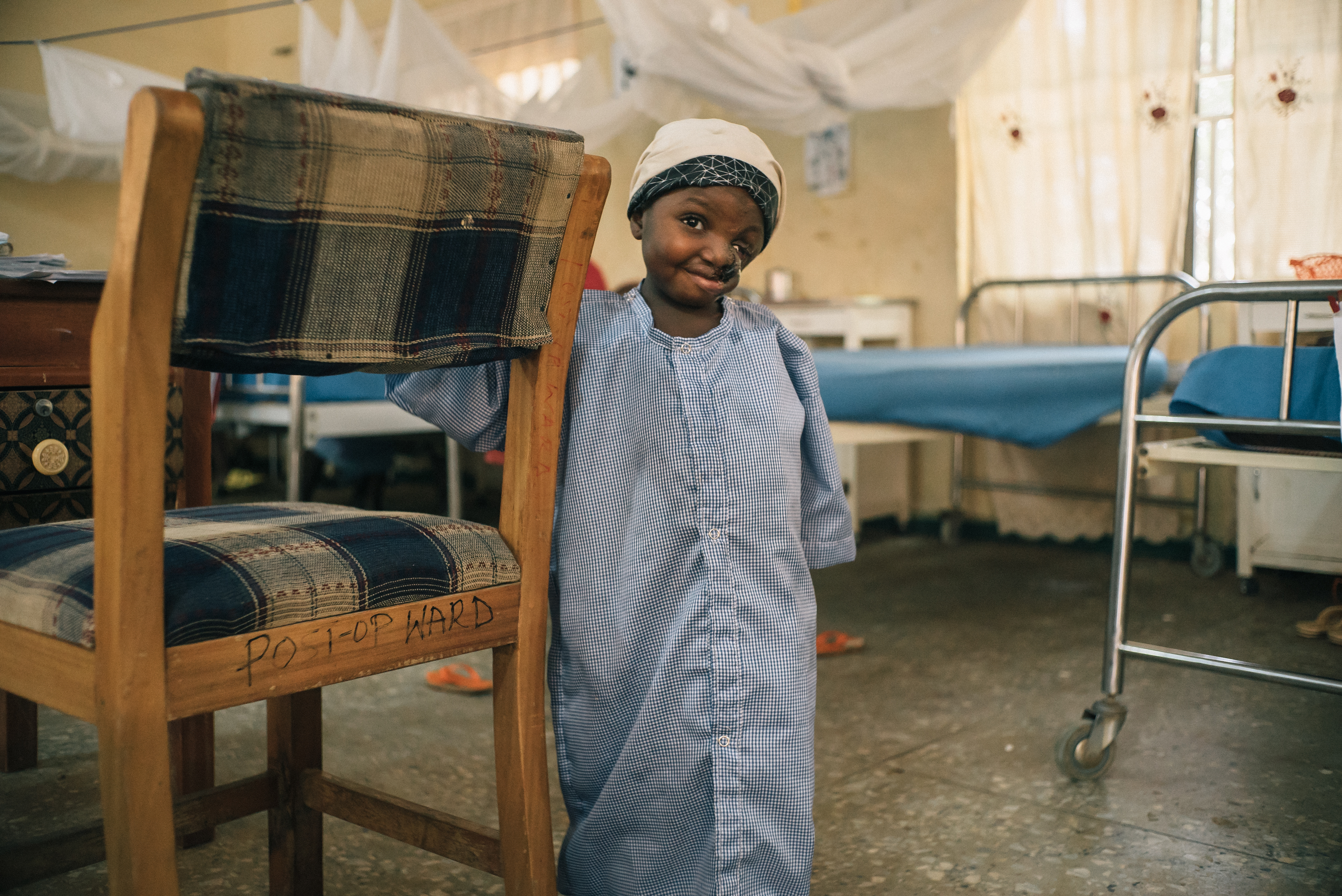 Sakina, 4, has had many visits to the noma hospital since 2013. She has already been through two stages of surgery. (© Claire Jeantet - Fabrice Catérini / Inediz)