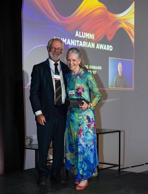 Leslie Laing receiving the 2022 Queen’s University Alumni Association Humanitarian Award. 